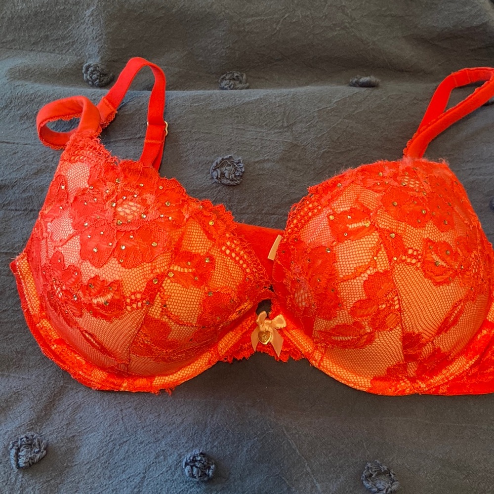 Victoria secret Body by Victoria push up bra. 34D